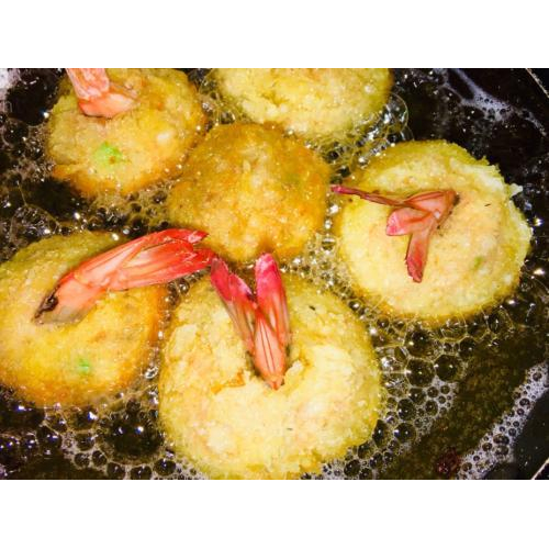 3. Nặn và chiên chả tôm
