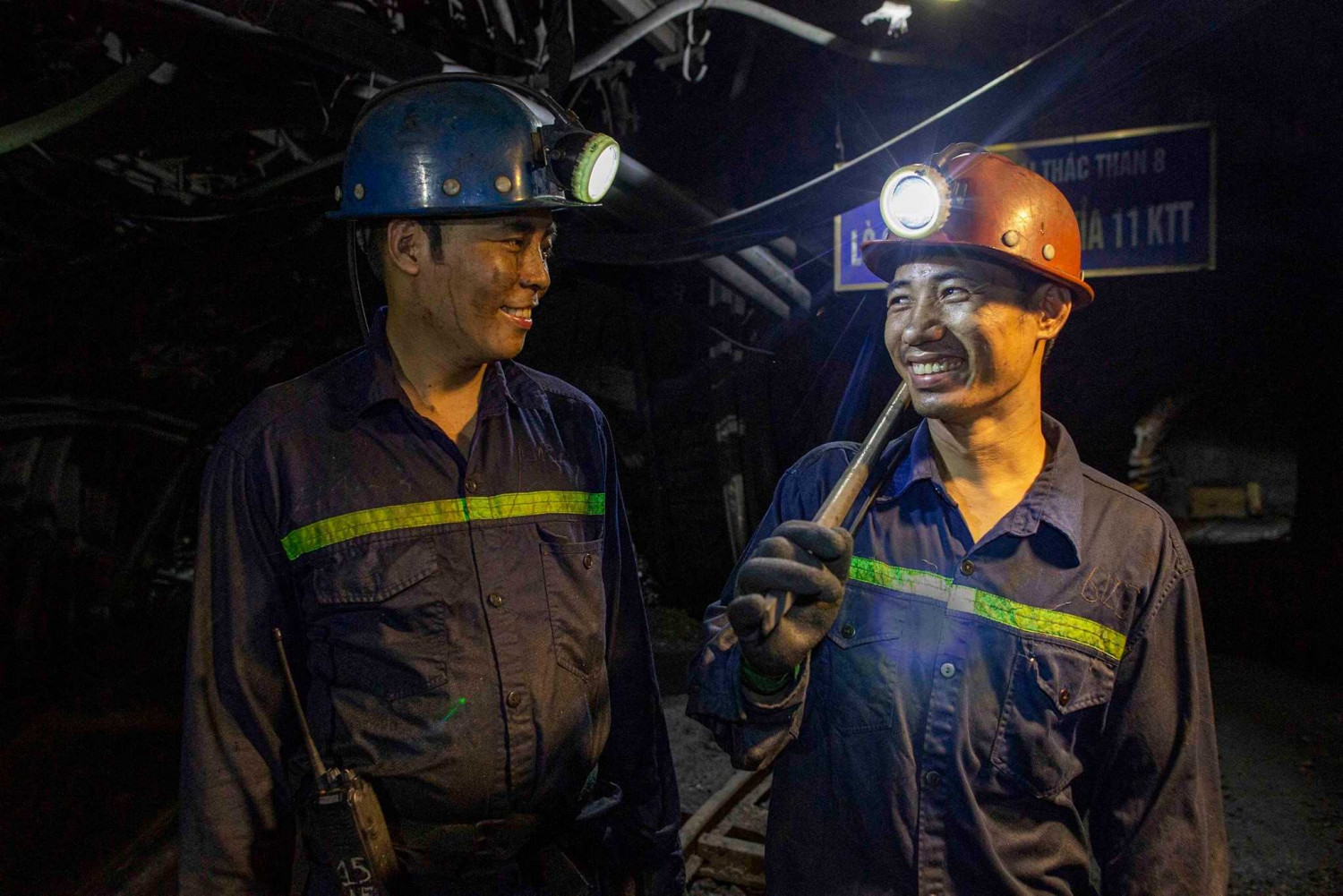 1. Tinh thần cần cù, kiên cường từ nghề biển và mỏ