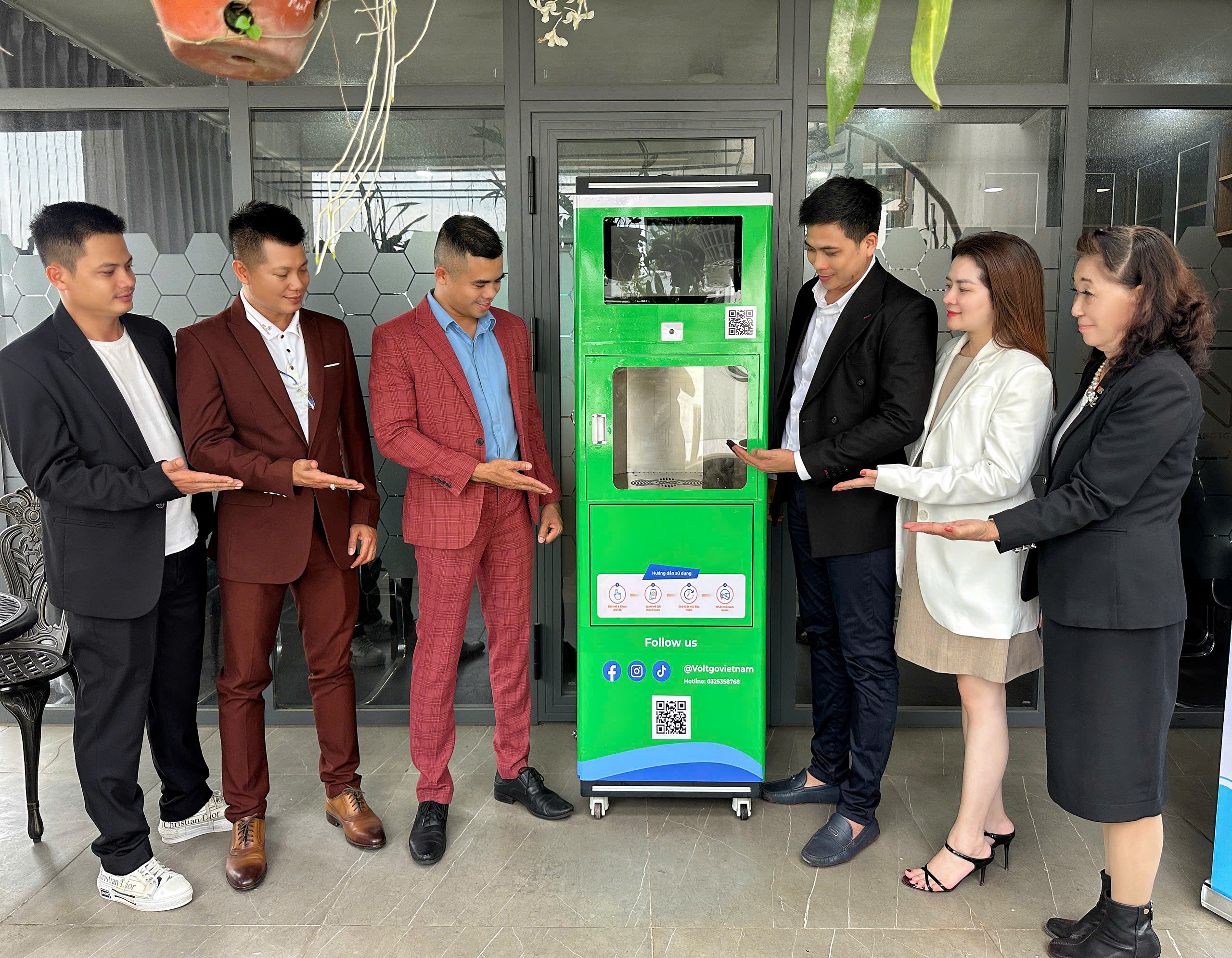 SUM GROUP TRẢI NGHIỆM TỦ GIẶT NÓN BẢO HIỂM VOLTGO – GIẢI PHÁP VỆ SINH THÔNG MINH CHO NGƯỜI DÙNG HIỆN ĐẠI