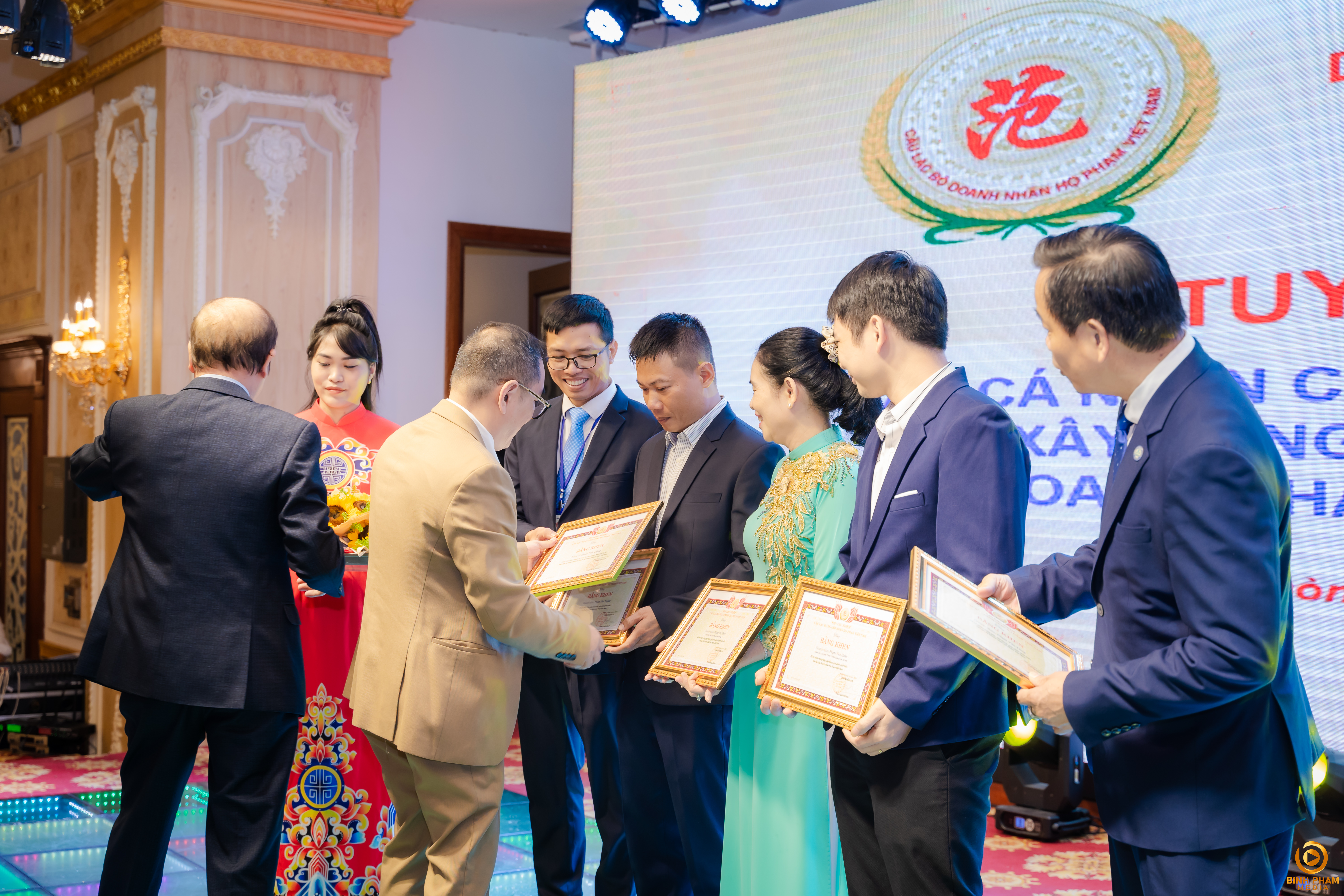 Tuyên dương cá nhân có nhiều đóng góp cho sự phát triển của CLB